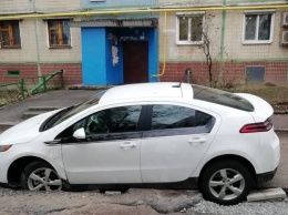 Бедный водитель: машина провалилась в асфальт на Парусе