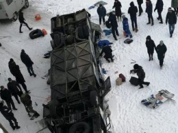 В Забайкалье автобус упал на замерзшую реку, погибли 19 человек