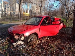 Автомобиль «слетел» с дороги в дерево: машина «всмятку»