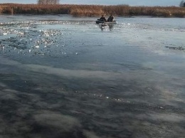 В Полтавской области двое рыбаков провалились под лед, один погиб, второго ищут