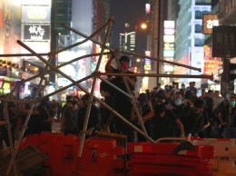 В Гонконге снова горячо - полиция применила слезоточивый газ