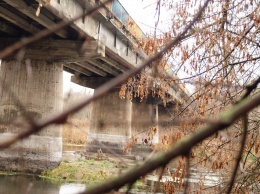 На Харьковщине искали террористов, обнаружили гранату под опорой моста (фото)