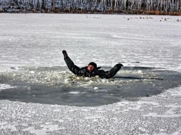 На Полтавщине два рыбака провалились под лед: одного до сих пор ищут спасатели