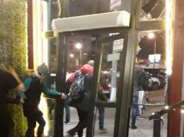 Массовая драка в киевской пиццерии закончилась настоящим тараном