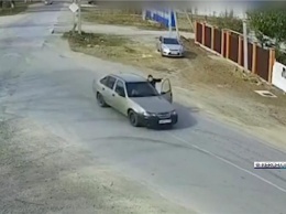 Пьяный крымский водитель протащил участкового ГИБДД на своей машине (видео)