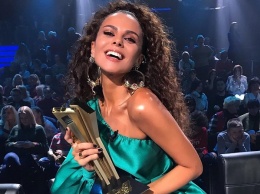 Настя Каменских не только стала певицей года 2019 на M1 Music Awards, но и поразила самым откровенным нарядом