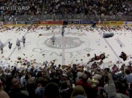 В АХЛ побит "мировой" рекорд по брошенным на лед плюшевым игрушкам