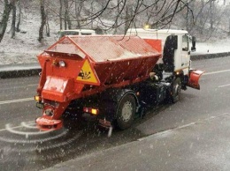 Киев засыпает снегом: водителей просят не парковать машины вдоль дорог