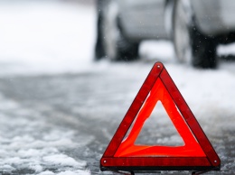 Мокрый снег и гололед в Днепре и области: куда звонить, если попали в чрезвычайную ситуацию на дороге