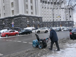 На улицы Киева массово вышла снегоуборочная техника