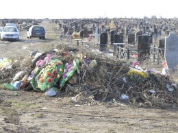Власти Симферополя рассказали, что будут делать с мусором на городском кладбище