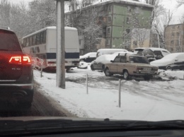 В Днепре у автобуса отпало колесо: кому не повезло (Фотофакт)