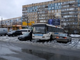 Первый снег в Днепре: как работает транспорт и где в городе пробки?