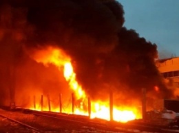 В Полтаве тушат масштабный пожар на складах (фото)