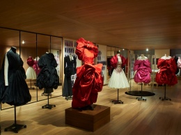 Alexander McQueen открыли выставку, посвященную розам