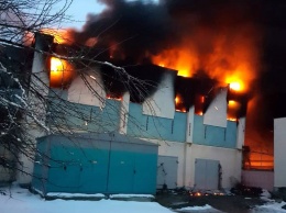 Масштабный пожар в Полтаве: на складе стройматериалов прогремели взрывы