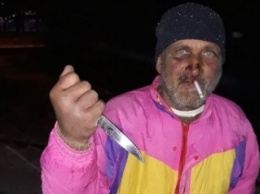 В Киеве опасный мужчина с ножом напугал жителей: фотофакт