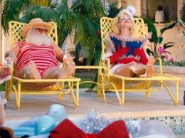 Кэти Перри устроила отдых с Санта-Клаусом в клипе на песню Cozy Little Christmas