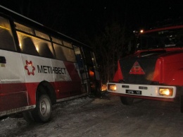 Под Авдеевкой застрял автобус с детьми (фото)