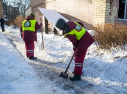 «Приходится выходить на работу в пять утра»: как в Харькове дворы расчищают от снега