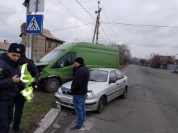 В Мариуполе столкнулись микроавтобус и легковушка. Пострадала женщина, - ФОТО