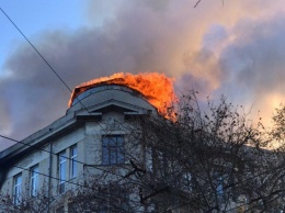 На пожаре в одесском колледже вспыхнула драка: люди пытались прорваться внутрь