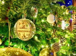 В Испании установили самую дорогую рождественскую елку в мире (фото)