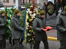 "Гроб несут под воющий драматизм": замглавреда известного СМИ взбесила украинцев, унизив похороны Героя Украины