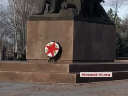 В Николаеве военные не возлагали цветы к мемориалу, пока не убрали «красную звезду». ВИДЕО