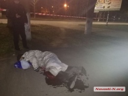 В Николаеве возле супермаркета обнаружили труп с ножевыми ранениями