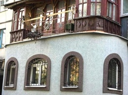 Тбилиси стайл: в соцсетях посмеялись над самодельными балконами в одном из домов Полтавы
