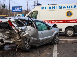В Днепре на Набережной столкнулись 4 автомобиля: две полосы движения перекрыты