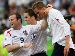 Экс-игроки сборной Англии провели дуэль взглядов, правда для одного из них для этого понадобился табурет