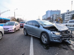 Серьезное ДТП на Набережной в Днепре: столкнулись 4 авто