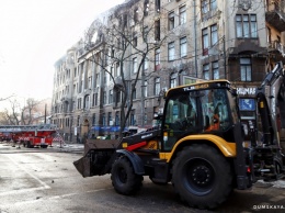 Поиск пострадавших при пожаре на Троицкой: нужен специальный кран, на самолетах привезли спецтехнику