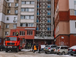 В Днепре на Запорожском шоссе 21-летняя девушка выпрыгнула из балкона 10-го этажа