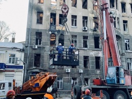 Пожар на Троицкой: спасатели поднимаются на крышу горевшего здания, чтобы начать поиск людей