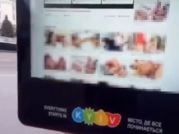 На остановке в центре Киева транслировали порно