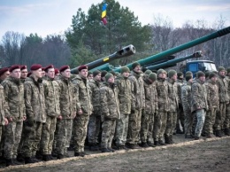 Десантники 25-й бригады поздравили волонтеров с праздником