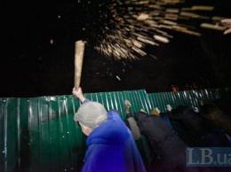 На Виноградаре в Киеве протестующие снесли забор строительства многоэтажки