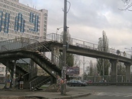 Возле НАУ в Киеве ремонтируют пешеходный мост: как он выглядит сейчас, - ВИДЕО