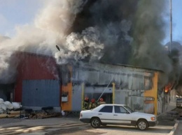 В Киеве горит здание бывшей фабрики