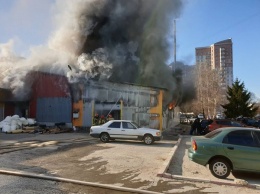 На складе швейной фабрики в Киеве произошел пожар