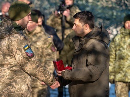 Зеленский наградил орденами и медалями военных в ООС