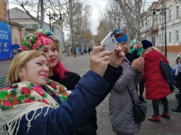 В центре Херсона женщины устроили фотосессию в украинских платках