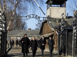 Ангела Меркель впервые побывала в Освенциме и почтила память погибших