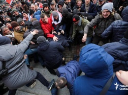 Активисты скандировали "Позор", "фашисты", "независимость" и "живе Беларусь"