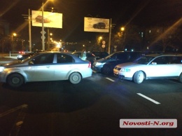 В Николаеве таксисты перекрыли мост через Южный Буг - требуют ареста виновника смертельного ДТП