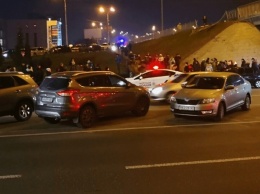 В Киеве авто упало с моста и перевернулось (видео)