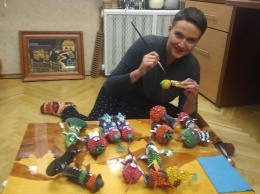 Надежда Савченко показала, как делает игрушки с запрещенной в Украине символикой